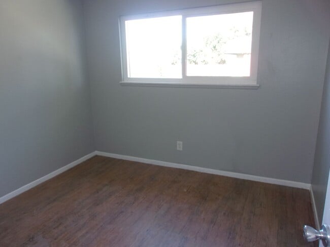 Building Photo - WEST SIDE PRUNE