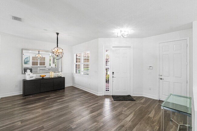 Foto del edificio - 8300 Calabria Lakes Drive