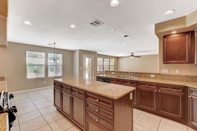 Building Photo - Gorgeous Pool Home!