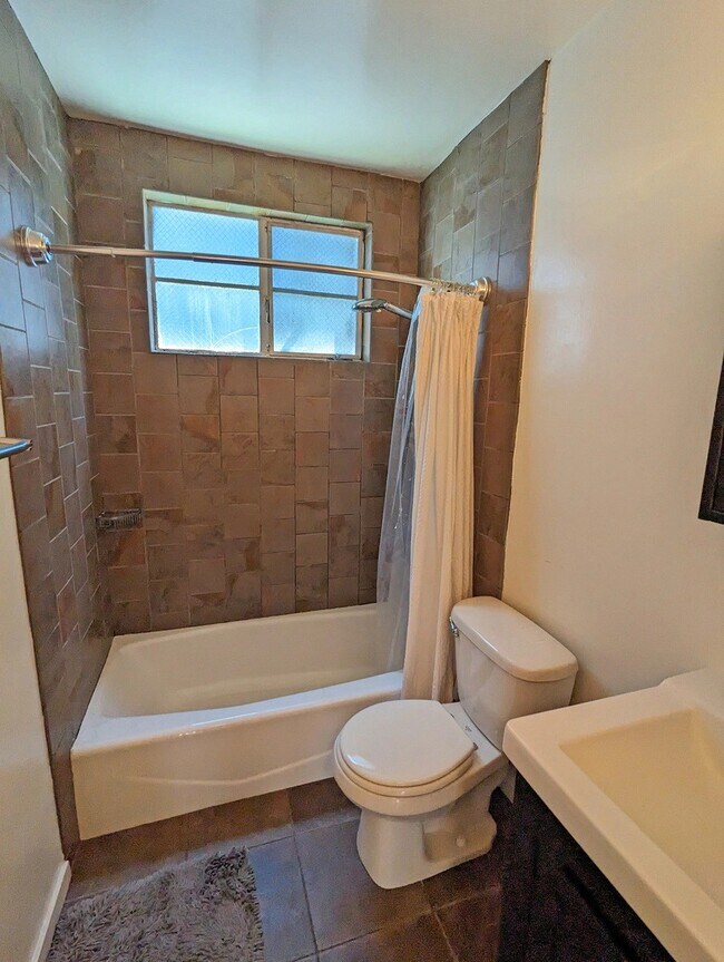 Foto del edificio - 8120 Norton Ave