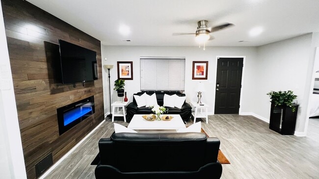 Building Photo - 5569 Pine Gate Dr