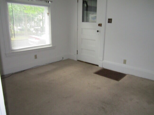 Building Photo - 120 Trinity Pl