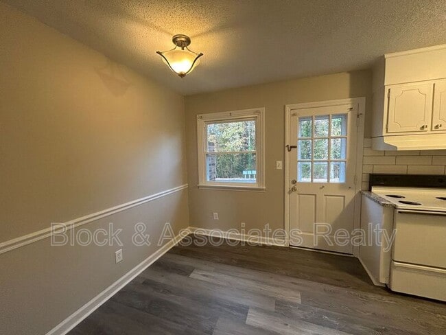 Building Photo - 512 S Cherry St