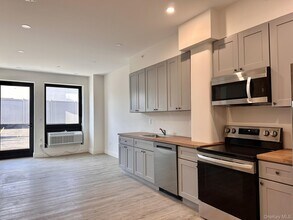 Building Photo - 362 W Merrick Rd