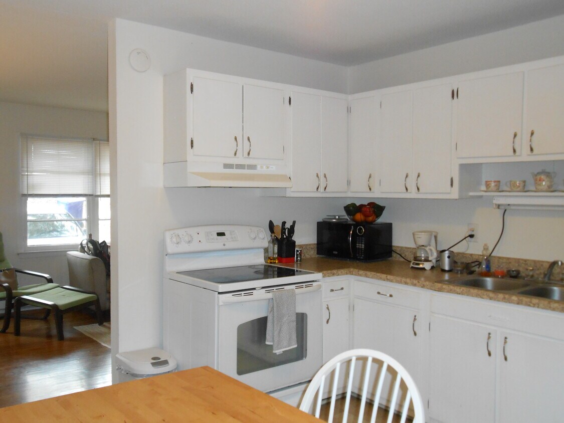 Building Photo - 106 Stinson St