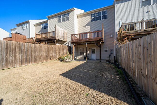 Foto del edificio - 402 Woodbark Ct