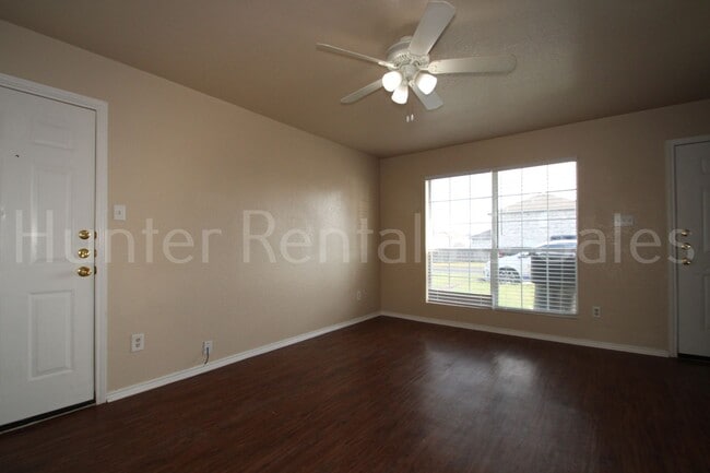 Building Photo - Spacious Three-Bedroom!