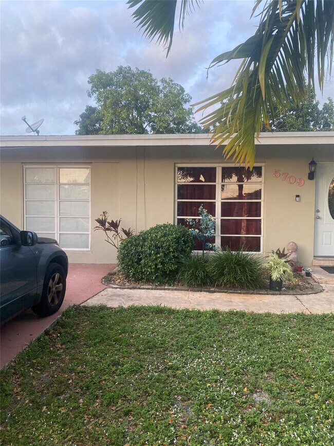 Foto del edificio - 5709 NW 23rd St