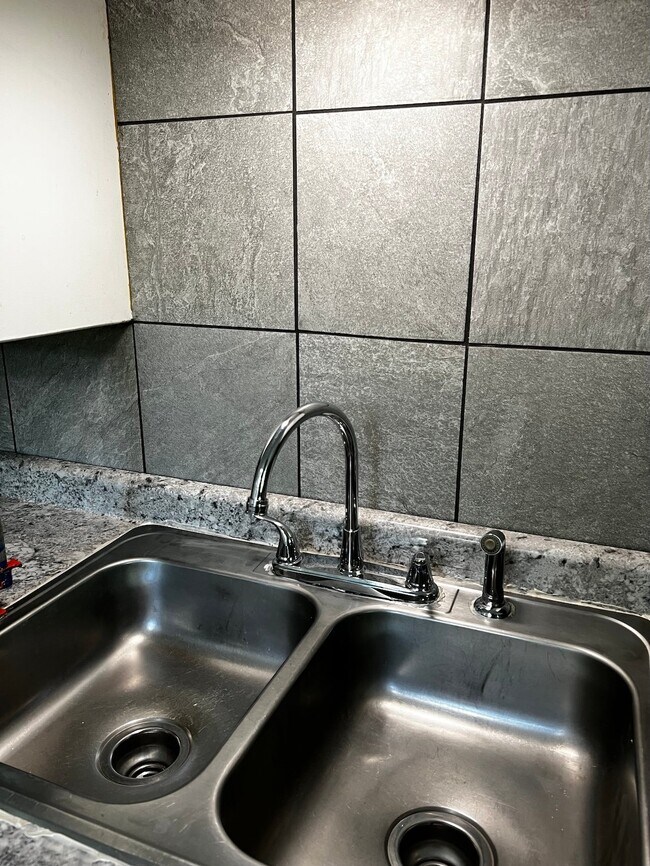 Foto del edificio - 401 Highland Ave W