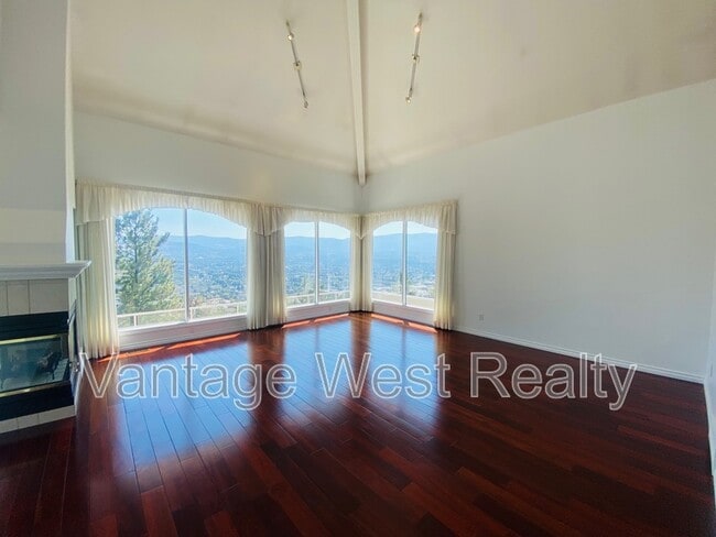 Building Photo - 880-880 Christina Pl