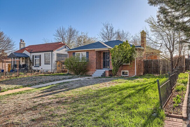 Foto del edificio - Charming 3-Bedroom Home with Spacious Back...