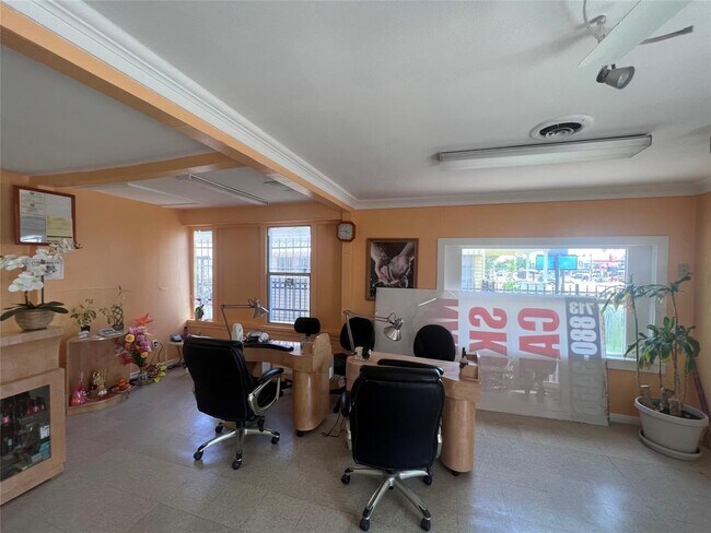 Building Photo - 1124 N Shepherd Dr