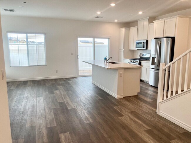 Building Photo - Spectacular new townhome in Henderson - 3 ...