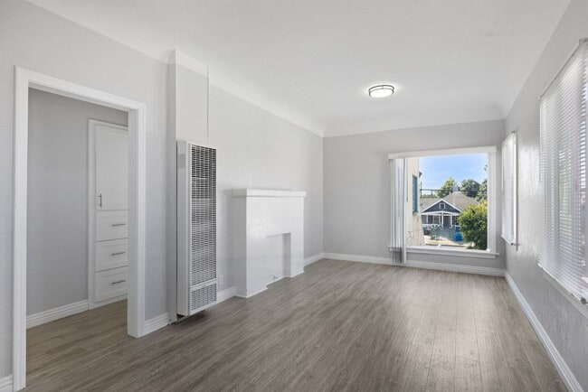 Building Photo - Spacious 2-Bedroom Apartment in Prime Los ...