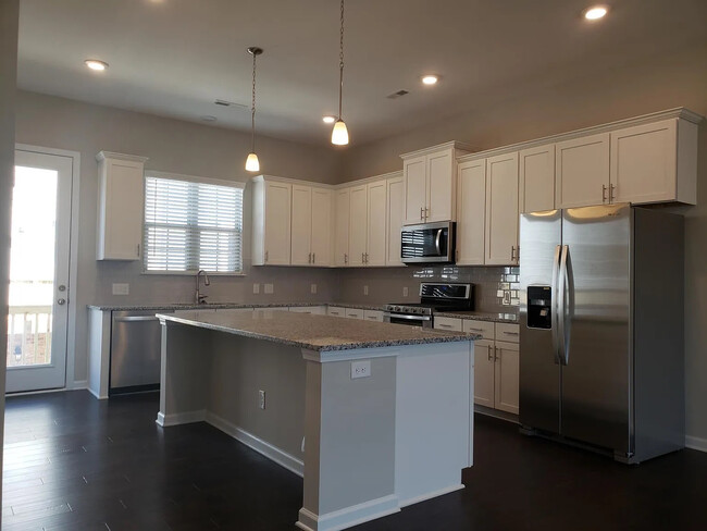 Foto del edificio - Room in Townhome on Whitby Moore St