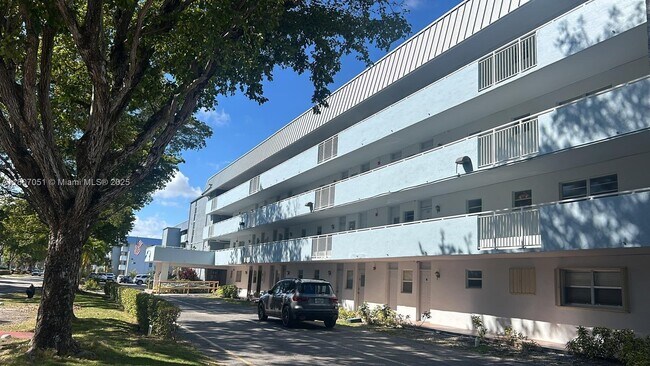 Foto del edificio - 3725 NE 169th St