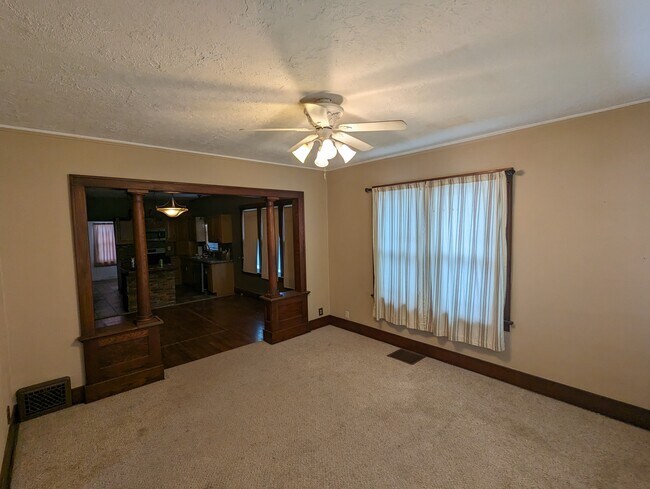 living room - 2606 Jennings St