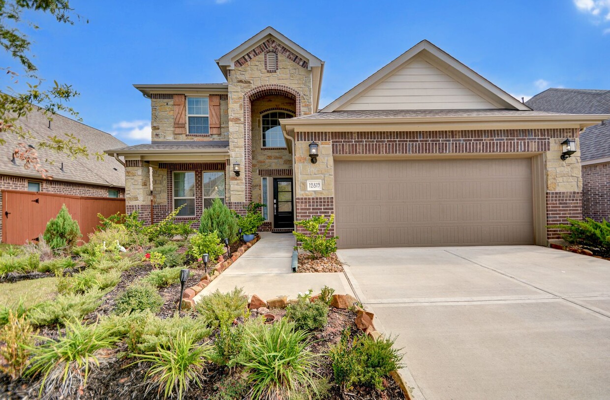 Foto principal - Custom built, 2-story Lennar Home with Gam...