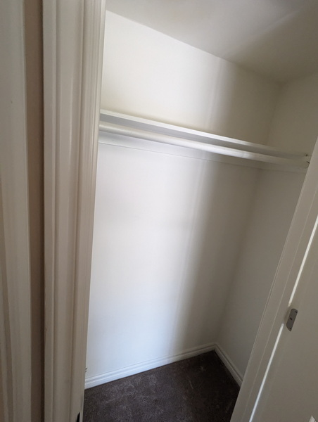Foto del edificio - 327 Sprucewood Ave