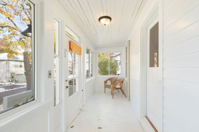 Foto del edificio - 331 Granby Rd