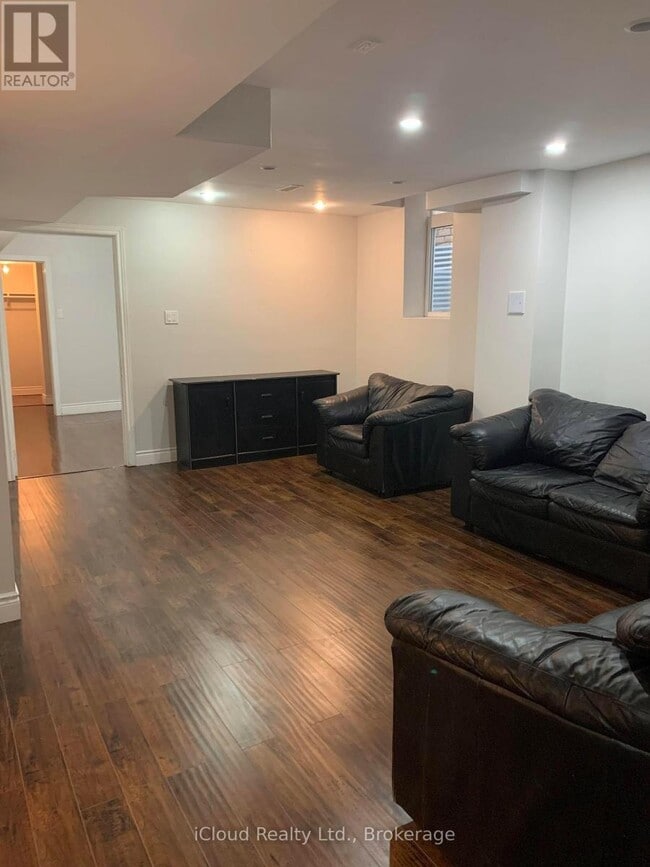 Photo du bâtiment - 564 Fernforest Dr