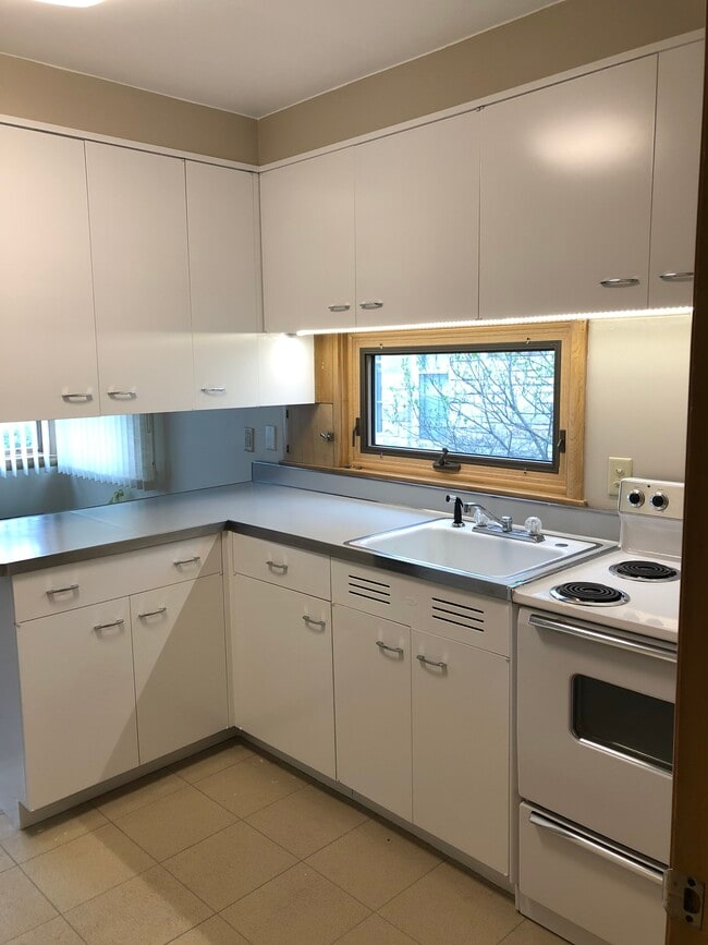 Kitchen - 8747 Parkview Ct