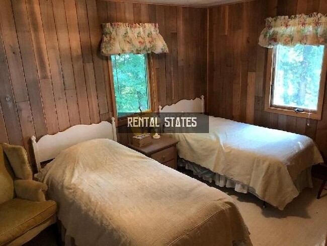 Building Photo - 3 bedroom in Lake Leelanau MI 49653