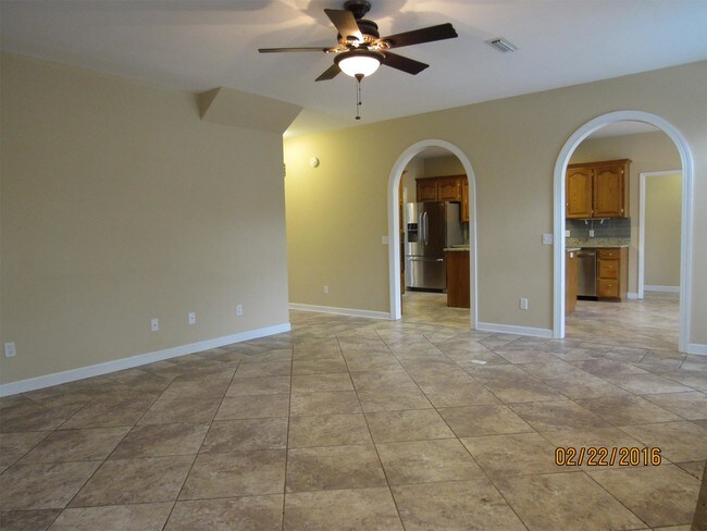 Building Photo - 641 Oak Lake Dr