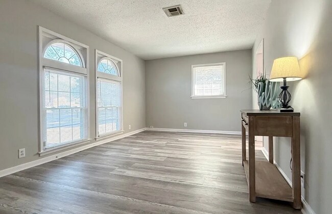 Foto del edificio - 341 N Burbank Dr