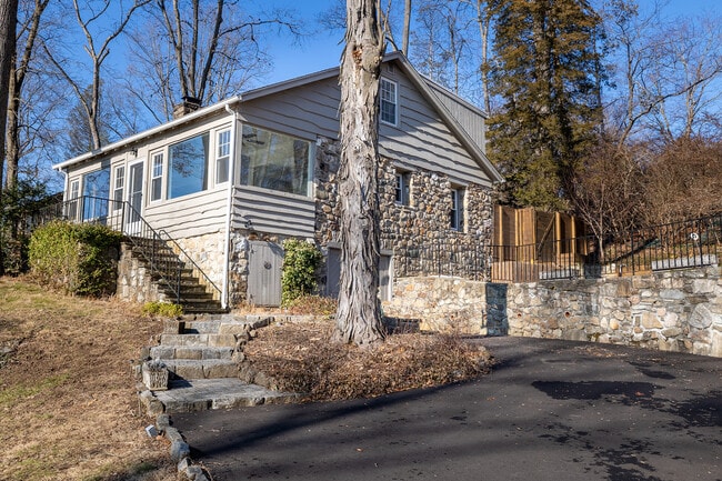 Building Photo - 16 Crescent Dr
