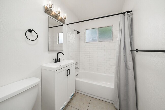 Building Photo - Charming 3BR, 1BA House with Private Backyard
