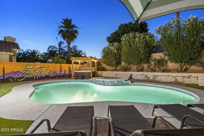 Building Photo - 5924 E Woodridge Dr