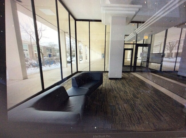 Welcoming Updated Lobby - 1401 E 55th St