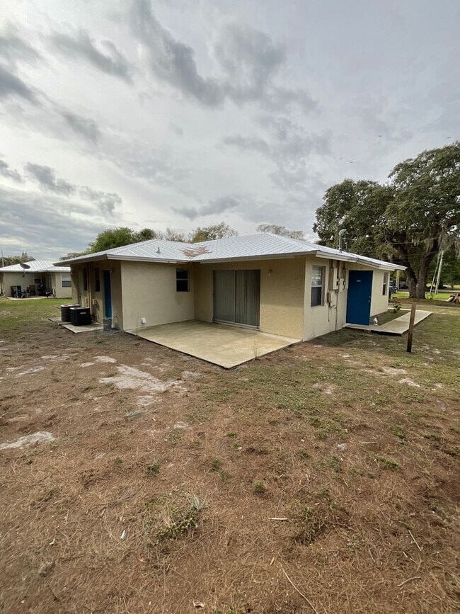 Foto del edificio - 2/1.5 Side A of Duplex in Fort Pierce