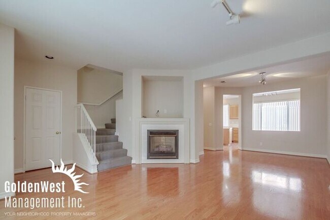 Foto del edificio - Immaculate 3Bdm 2.5Ba Townhouse with  2-Car Garage