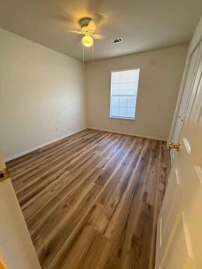 Foto del edificio - 1304 Ollie Dr