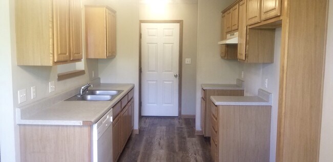 Foto del edificio - 815 N Pinewood Ave