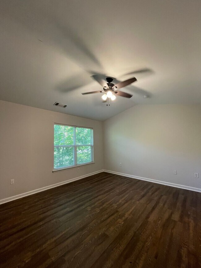 Foto del edificio - Three Bedroom Townhouse Available!