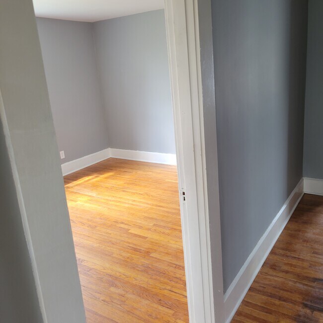 Building Photo - 709 College Dr