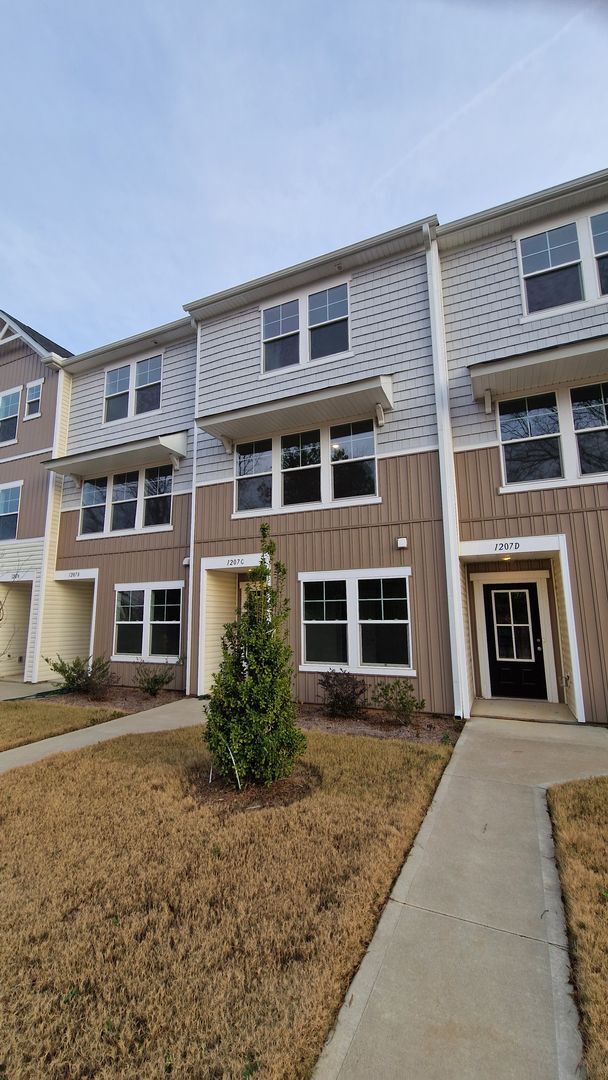 Foto del edificio - COMING SOON > 3BR Townhome • Brand-New Build • Garage Parking