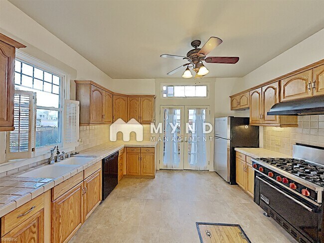 Building Photo - 1502 3rd Ave