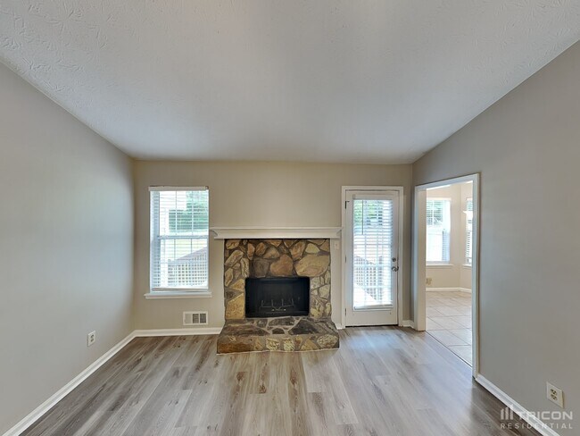 Foto del edificio - 175 White Pines Dr