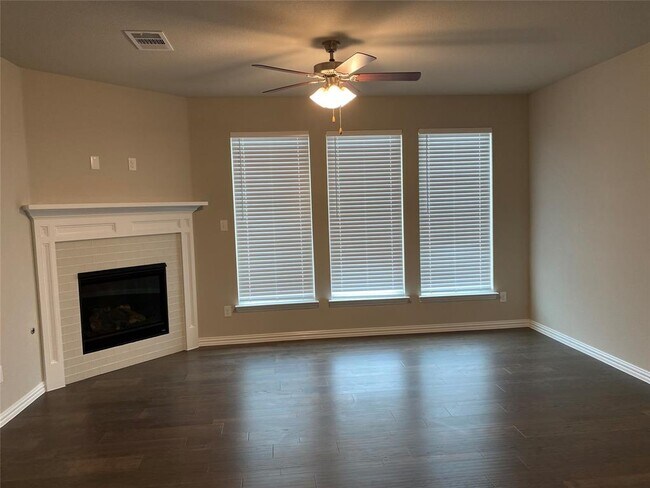 Building Photo - 2121 Miramar Dr