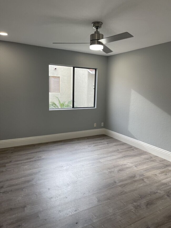 Building Photo - Luxury upstairs, AC/Heat, W/D, upgraded, new paint, New Floor