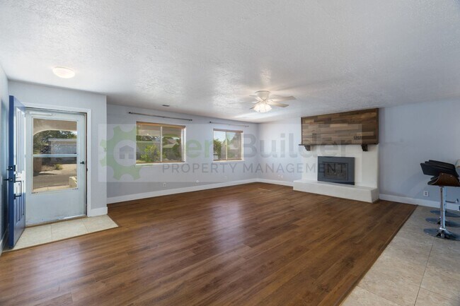 Building Photo - Beautiful, Bright, and Spacious Home with ...
