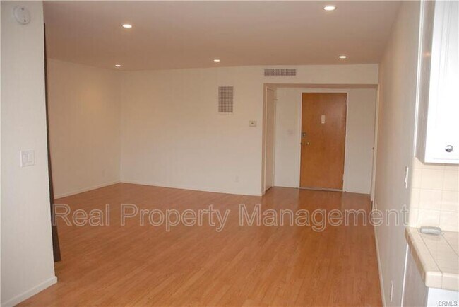 Foto del edificio - 5429 Newcastle Ave