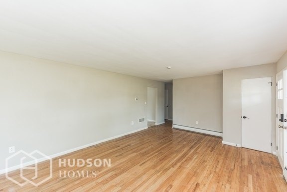 Foto del edificio - 6315 Locust Ln