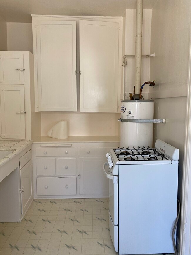 Kitchen - 213 E Acacia Ave