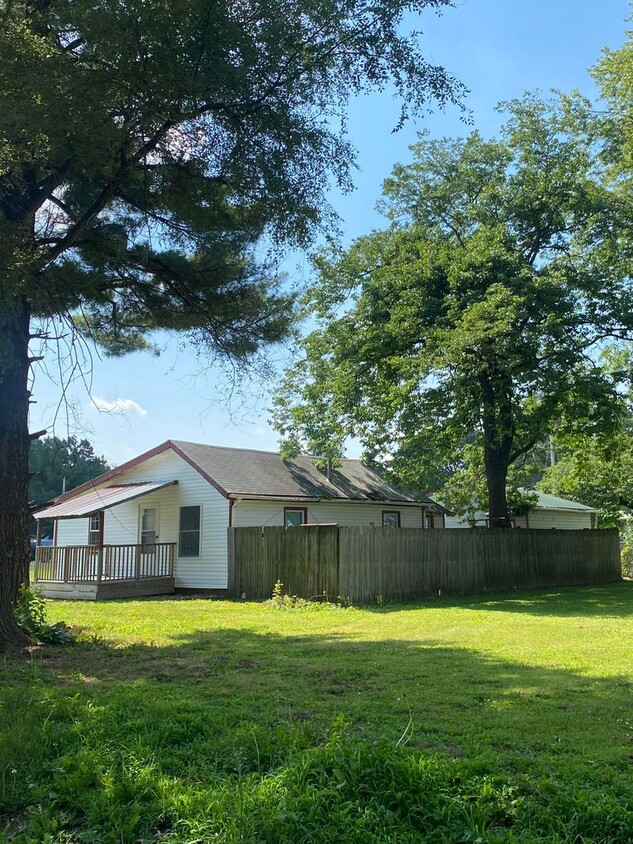 Foto principal - 2 bedroom, 1 bath House in the South End o...