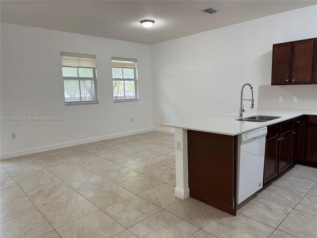 Foto del edificio - 290 NW 109th Ave